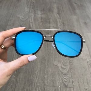 Lightweight Aviator Square Mirrored Sunglasses